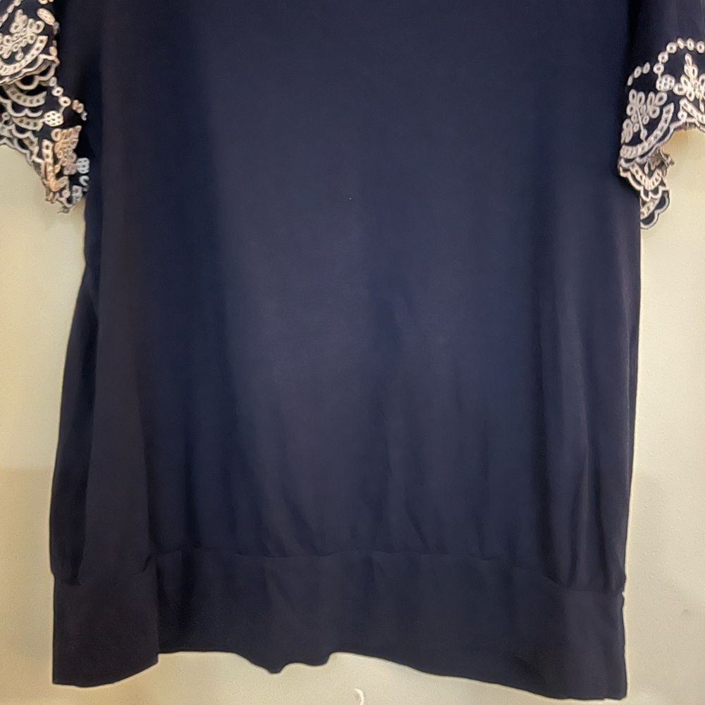 Crown & Ivy
Plus Size Embroidered Scallop Sleeve Top - Picture 10 of 11